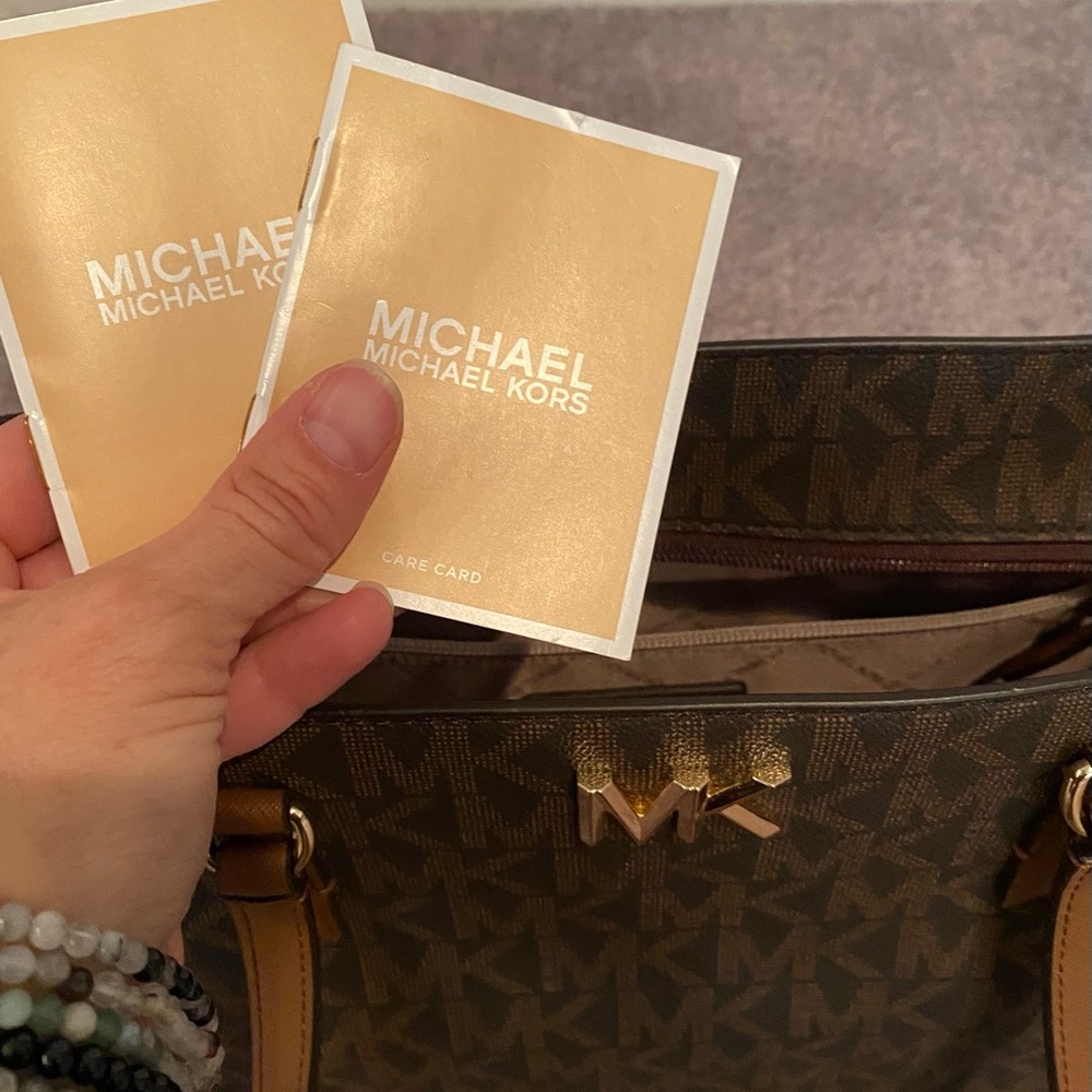 Brand New without tags Michael Michael Kors
SYLVIA SIGNATURE MEDIUM TOTE - Picture 14 of 14